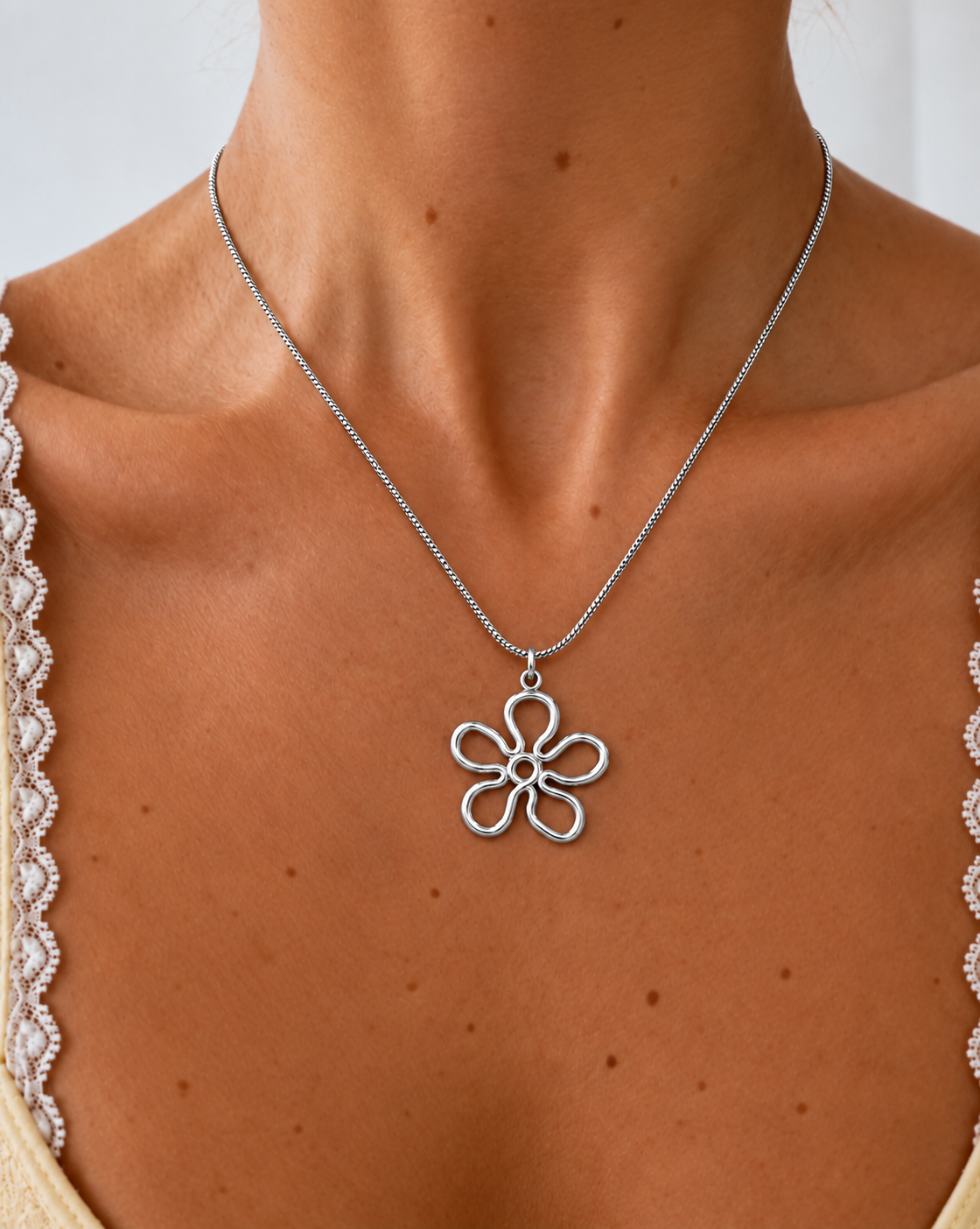 Avela Blomma Halsband – Silver